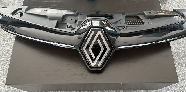 ÖN PANJUR SETİ KOMPLE 623841043R_SET (4 PARÇA) CLIO V (PANJUR+ÜST PLASTİK+ÇITA TK+LOGO) | 623841043R 960100160R